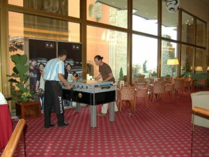Csocsó asztal a vendégek szórakoztatására a Foci VB idejére - Hilton Hotel - Budapest
