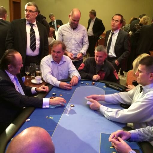 Texas Hold'em Poker asztal krupiéval